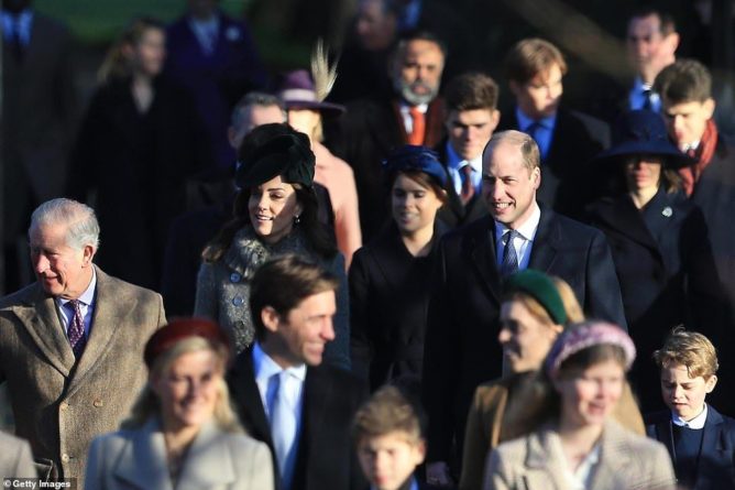 Общество: Королевская семья посетила рождественскую мессу в Сандрингеме
