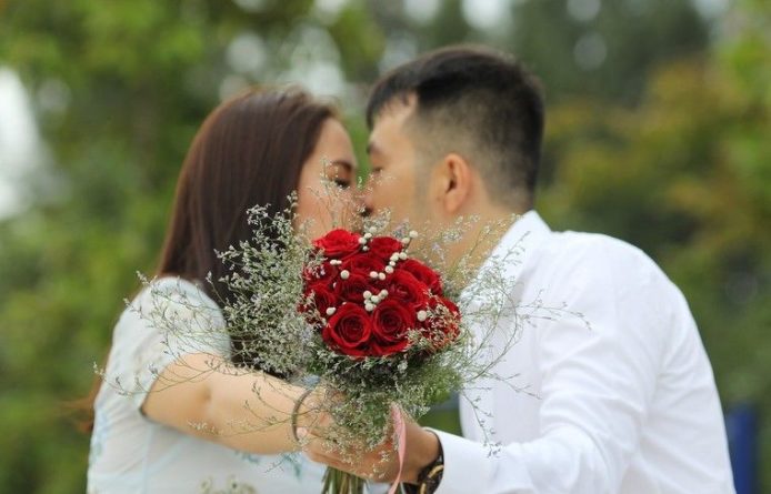 Общество: В Китае жених опозорил неверную невесту на свадьбе