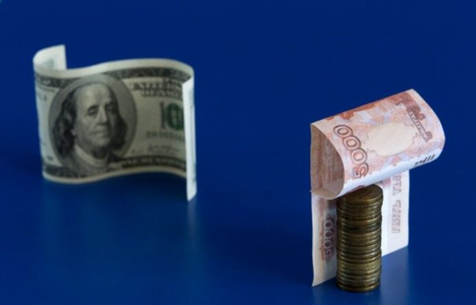 Общество: Рубль за год вырос к доллару и евро