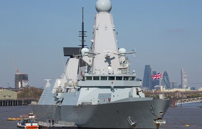Общество: Лондон направит военные корабли в Ормузский пролив