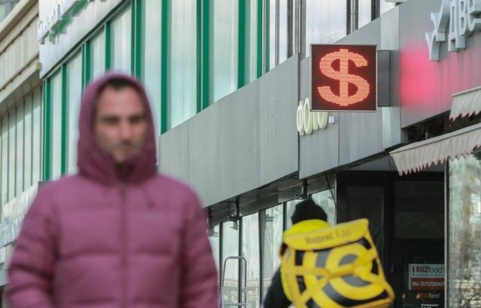 Общество: Рубль снизился к доллару и евро на открытии торгов