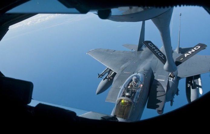 Общество: Американский истребитель F-15 столкнулся с самолётом-заправщиком