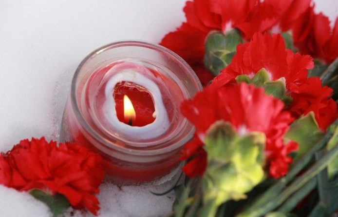 Общество: К Посольству Украины в Москве несут цветы в связи с авиакатастрофой в Иране