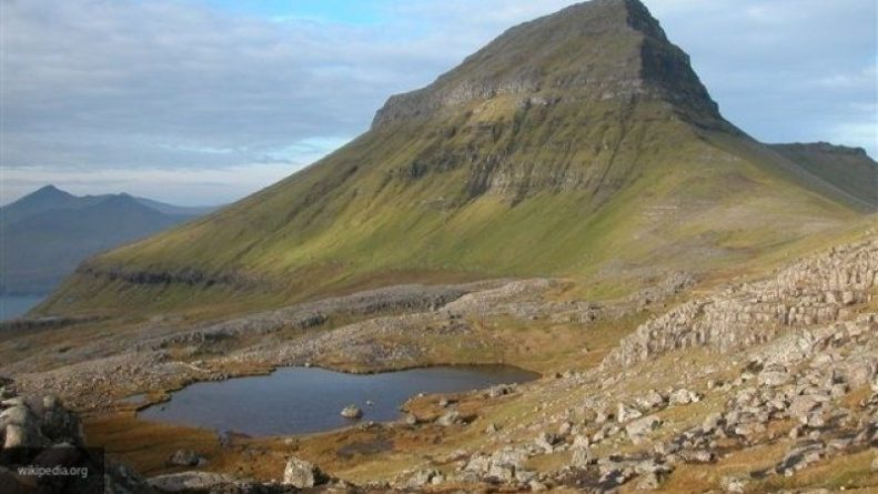 Общество: Житель Фарерских островов снял на видео "поднимающийся" вверх по скале столб воды