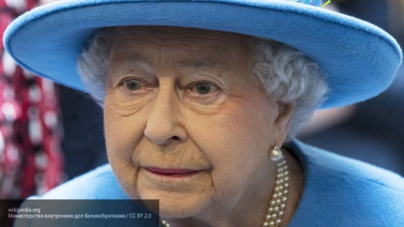Общество: Журналисты впервые засняли Елизавету II после отречения принца Гарри