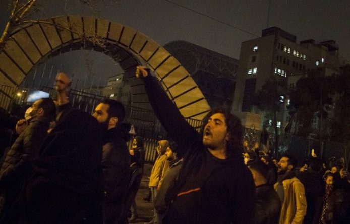 Общество: Протестующие снова собираются у Тегеранского университета
