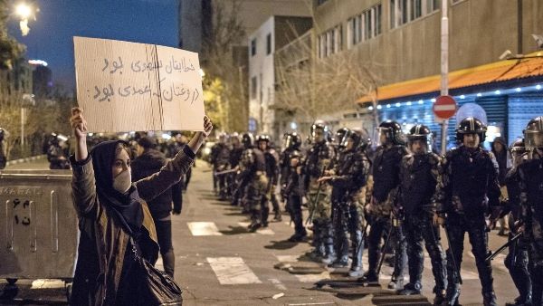 Общество: В Иране идут аресты участников акций протеста после сбитого «Боинга»