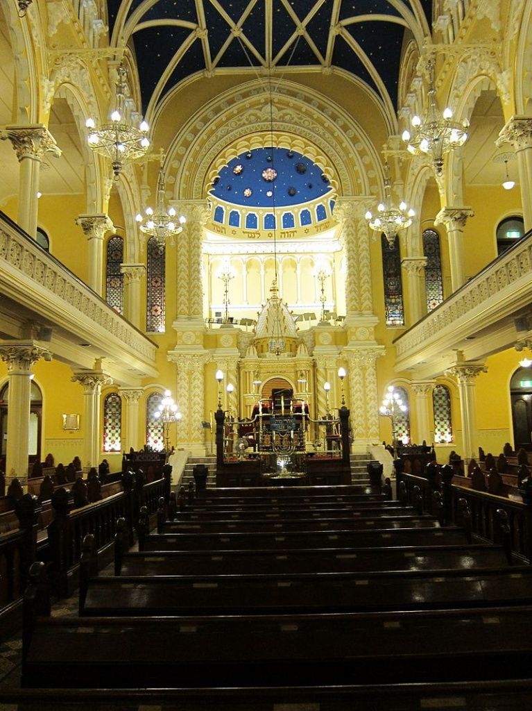 800px-The_Great_Synagogue_in_Sydney,_main_sanctuary.jpg