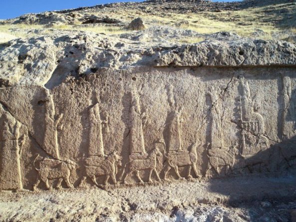 Общество: Найденные в Иракском Курдистане ассирийские рельефы изображают процессию богов