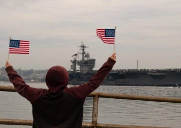 Общество: Авианосец USS Abraham Lincoln вернулся на базу после более чем 10-месячного развертывания