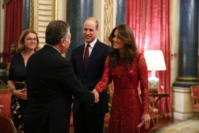 Общество: Кейт Миддлтон покорила гостей Букингемского дворца красным кружевным платьем (ФОТО)