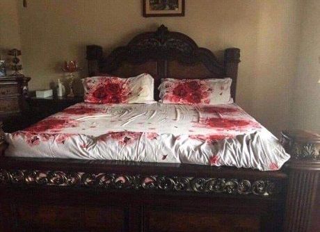 Общество: Романтический комплект постельного белья превратил спальню полицейского в «место преступления» (ФОТО)