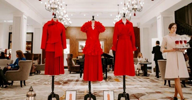 Общество: Grand Hotel Kempinski Riga празднует 10 летний юбилей амбассадора бренда "LADY IN RED" («Дама в красном»)
