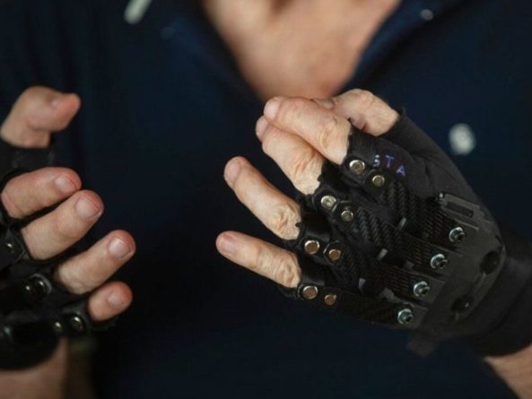 Общество: Пианист вновь получил возможность играть благодаря бионическим перчаткам