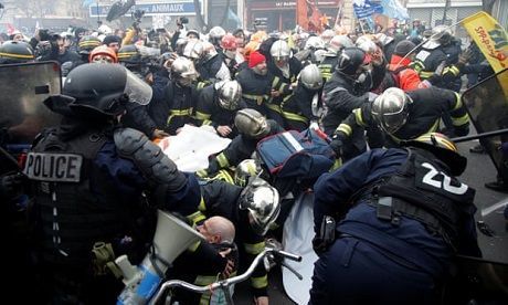 Общество: В Париже полиция применила дубинки и слезоточивый газ против демонстрантов — The Guardian