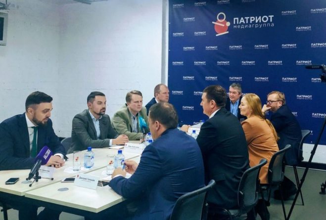 Общество: Милонов предложил привлечь учеников для участия в референдуме по пятидневному обучению