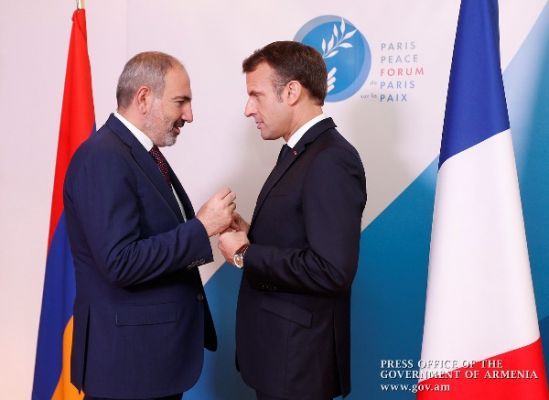 Общество: Макрон подсказал французским армянам, как помогать Карабаху