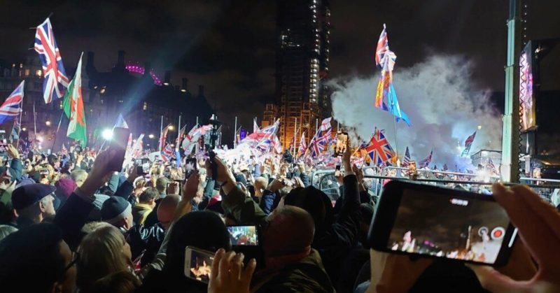 "Наступает новый рассвет". DELFI в Лондоне: Великобритания вышла из ЕС, флаги спущены 01022020 Общество: "Наступает новый рассвет". DELFI в Лондоне: Великобритания вышла из ЕС, флаги спущены