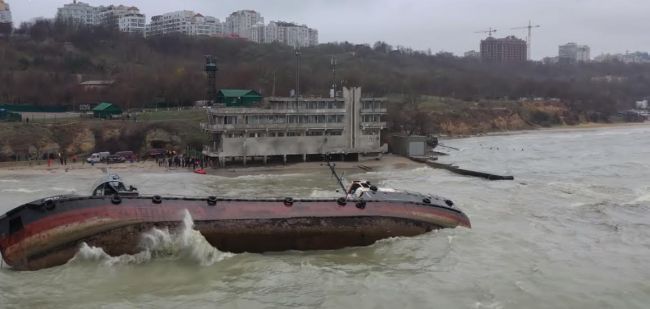 Общество: Затонувший молдавский корабль продолжает лежать на пляже Одессы