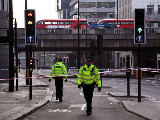 Общество: Полиция Лондона сообщила о теракте: мужчина с ножом напал на прохожих