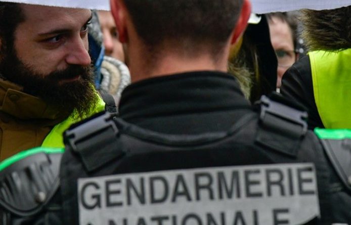 Общество: Житель Франции напал с ножом на жандарма