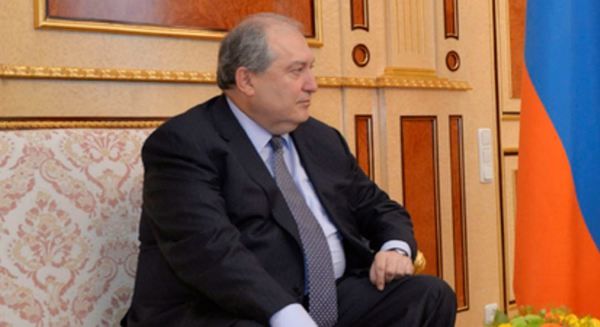 Общество: Акция у резиденции: на президента Армении оппозиция катит нефтяные бочки