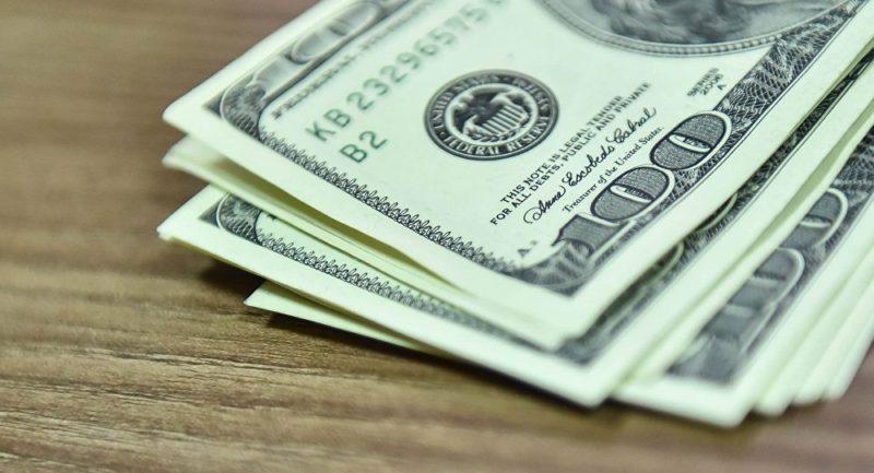 Общество: Курс доллара накануне выходных резко обвалился: сколько стоит валюта США 7 февраля