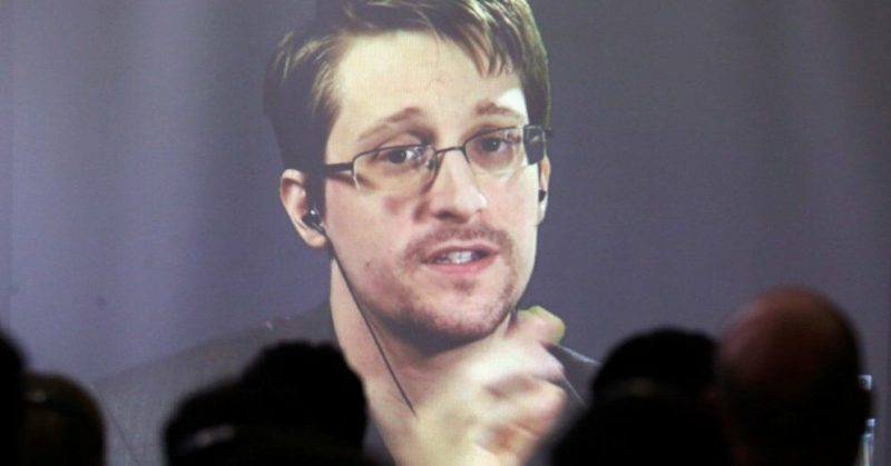 Общество: Сноуден намерен продлить вид на жительство в РФ