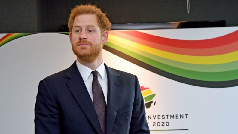 Общество: Стремительно лысеющего принца Гарри заметили в лондонской клинике Philip Kingsley