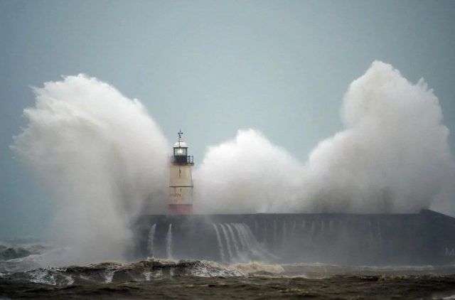 Общество: В Европе бушует ураган «Киара»: яркие фото и видео опасного шторма