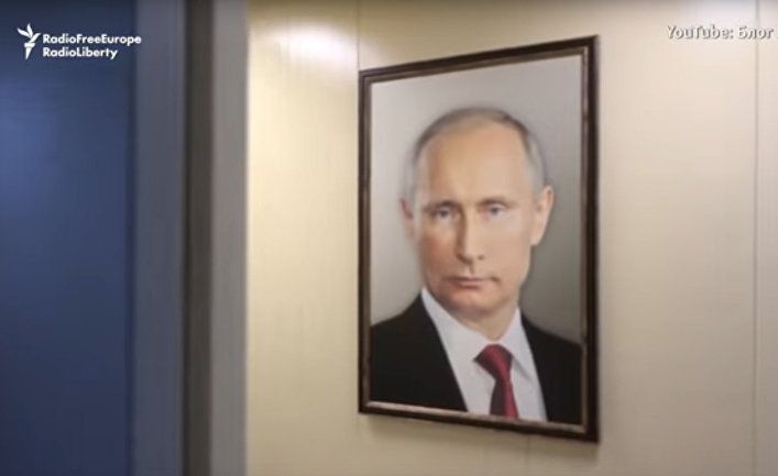 Общество: Истинное отношение россиян к Путину: шутник повесил портрет президента в лифте и записал смешные реакции (The Daily Mail, Великобритания)