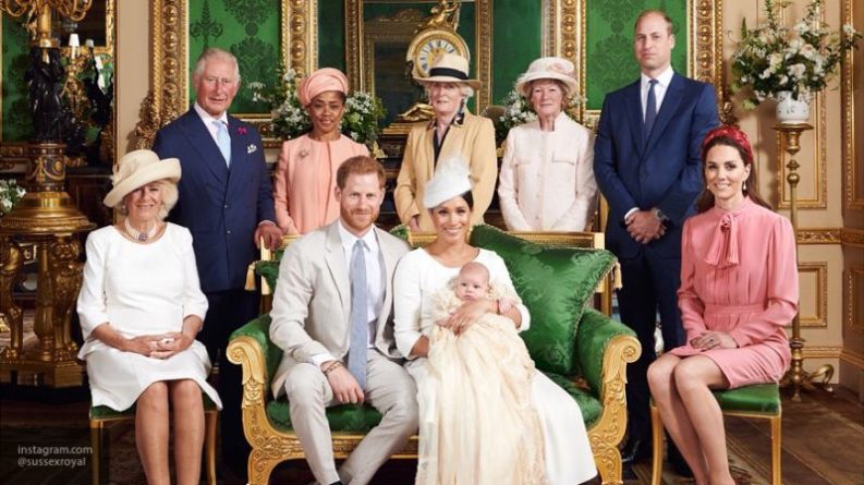 Общество: Жена внука королевы Великобритании Филлипса подала на развод