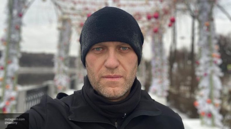 Общество: Гаспарян назвал попыткой "плюнуть в День Победы" критику Навального детских календарей