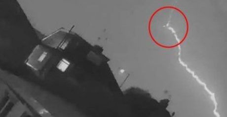 Общество: Момент попадания молнии в пассажирский самолет над Великобританией попал на видео