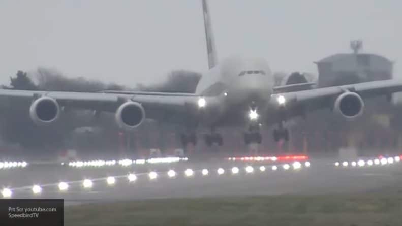 Общество: Посадка самолета поперек посадочной полосы в Лондоне попала на видео