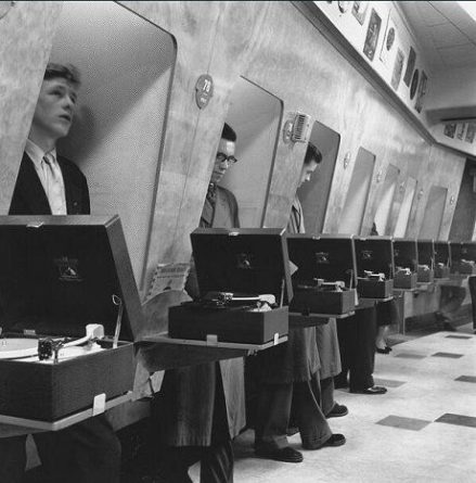 Общество: Историческое фото: Покупатели музыкального магазина слушают хиты Элвиса Пресли в звукоизолирующих кабинках. Лондон, 1955 год (ФОТО)