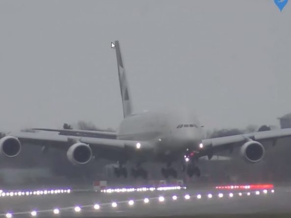 Общество: Airbus A380 «боком» приземлился во время шторма «Дэннис» в Великобритании