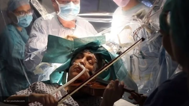 Общество: Женщина играла на скрипке во время хирургической операции на мозге в Великобритании