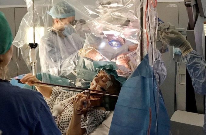 Общество: Хирурги спасли скрипачку, заставив ее играть во время операции
