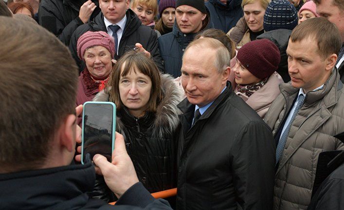Общество: «А вы смогли бы прожить на 130 фунтов в месяц?»: опешившему Путину пришлось ответить на вопрос не по сценарию (Daily Mail, Великобритания)