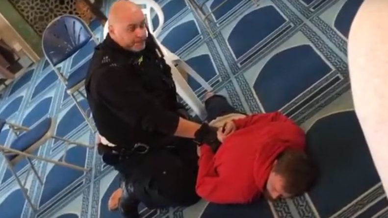 Общество: Неизвестный напал с ножом на людей в мечети в Лондоне