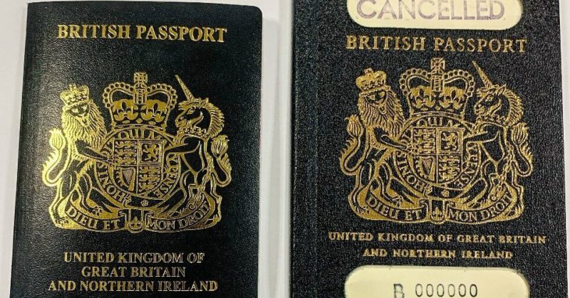 Общество: С марта британцам будут выдавать паспорта с обложками нового цвета