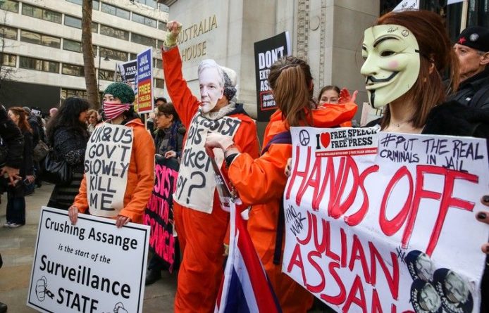 Общество: Сторонники Ассанжа разбили палатки у здания суда в Лондоне