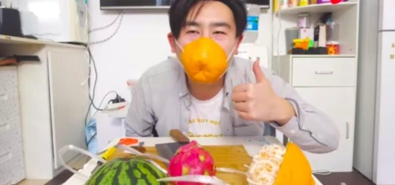 Общество: Маска из апельсина, пластиковый колпак и другие методы борьбы с распространением коронавируса