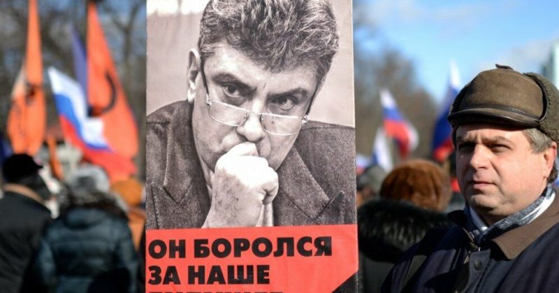 Общество: В Праге появилась площадь Бориса Немцова. На ней стоит российское посольство
