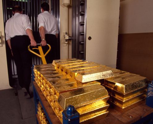 Общество: Великобритания выкупила в России рекордный объём золота
