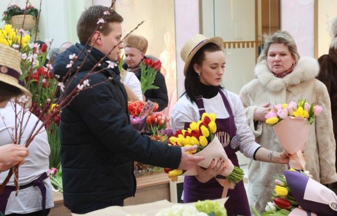Общество: Большинство мужчин в России подарят женщинам цветы на 8 Марта