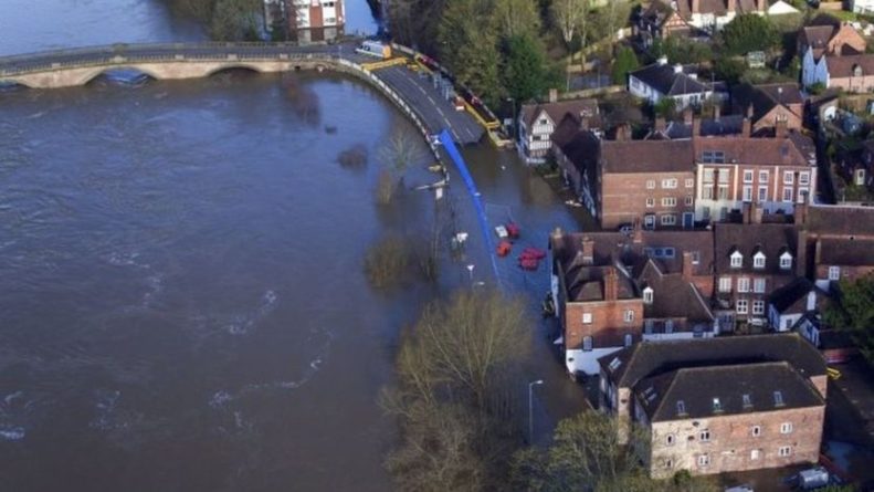 Общество: Река Северн перелилась через паводковые барьеры, - объявлена эвакуация