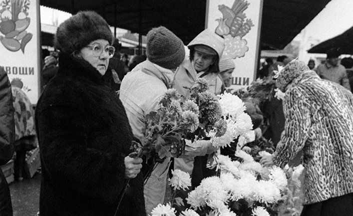Общество: The New York Times (США): Московские мужчины дерутся за подарки на Женский день