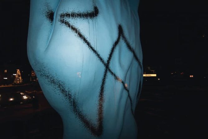 Общество: В Берлине вандалы осквернили дверь дома антисемитским граффити - Cursorinfo: главные новости Израиля